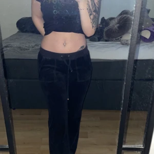 Juicy Couture byxor - Snygga svarta mjukisbyxor från Juicy Couture med en bekväm passform. Byxorna har snörning i midjan och fickor. Har nästan aldrig använt dem drf jag nu säljer dem 🤍ligger ute på fler sidor