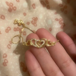 Guldarmband med hjärtan och strass - Säljer detta guldarmband med hjärtan och diamanter som är helt nytt, den är köpt utomlands och är rostfri 