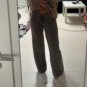 Mjukisbyxor - Fina mjukisbyxor som är använda en gång. Säljs då jag råka köpa för små. Är en del i sett men säljer ENDAST byxorna💕