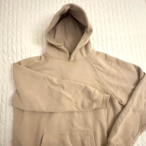 Beige hoodie från Pull&Bear - Säljer en beige hoodie från Pull&Bear i storlek XS. Storleken är större i verkligheten och är Oversized. Helt ny, använt endast ett par gånger. Ordinarie pris 369kr. 