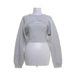 Beige stickat set från H&M - Säljer ett stickat set med linne och bolero från H&M med ett  flätmönster. Tröjan har långa ärmar och en croppad design som ger en modern look. Går att ha ihop eller separat, men säljer ihop