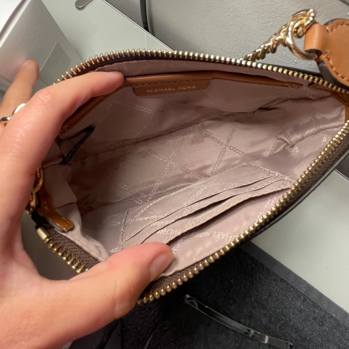 Brun axelväska från Michael Kors - 3