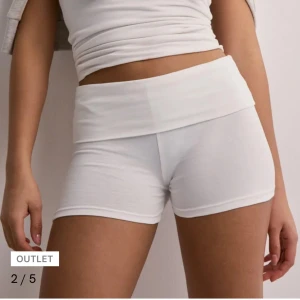 Vita shorts - Snygga vita shorts från Nelly i storlek m men ganska stora i storleken. Säljer för dom var för stora. Använda men inga skador 