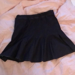 Mörkblå zara kjol - Mörkblå Zara kjol som inte används lägre, den är ganska använd men det syns inte! För 9 åringar men passar mig som är 162. Kolla min bio för mer info💞