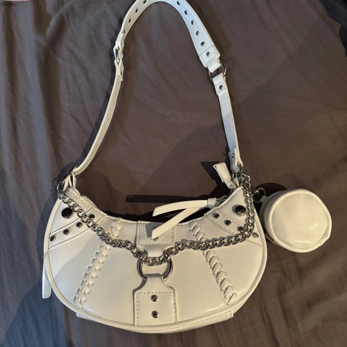 Vit axelväska med kedjedetalj