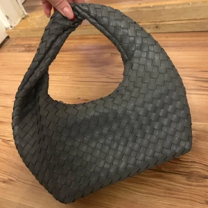 Grå handväska Gina Tricot  - Snygg grå handväska med flätat mönster. Knappt använd! ❤️