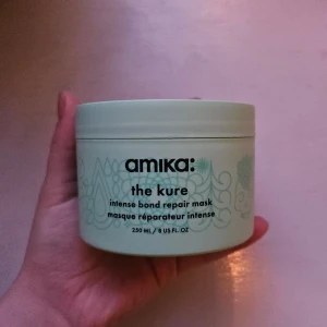 Amika the kure  - Amika The Kure hårmask är en intensivt reparerande behandling som återfuktar och stärker skadat hår. Den innehåller ingredienser som jojobaolja och havreprotein, vilket hjälper till att återställa hårets elasticitet och glans. Masken är lätt att använda och ger ett mjukt och friskt resultat, vilket gör den idealisk för torra och skadade hårtyper.