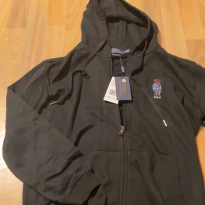 Polo Raulph Lauren zip tröja - En Polo Raulph Lauren zip tröja i storlek M. Aldrig använt, obrutna lappar och taggar följer med.. Ny pris 2095kr. Min pris 999kr. Pris diskuteras via snabbaffär.