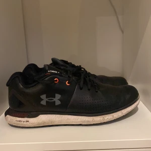 Golfskor - Svarta golfskor från under armour i modellen Hovr fade SL. Skick 8,5/10, väldigt sparsamt använda.          Nypris 1499kr.                                       (Skriv vid funderingar)