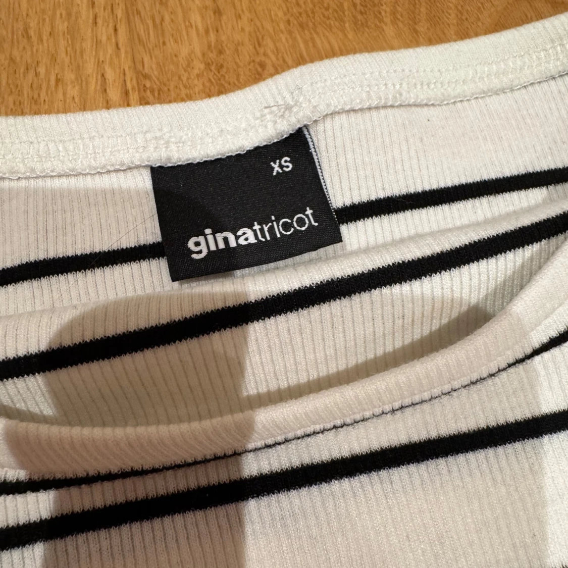 Randig offshoulder topp från Gina Tricot - 91