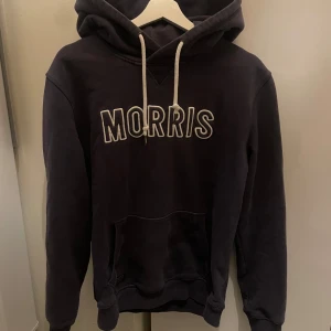 Morris hoodie - Säljer denna populära hoodie från Morris. Den är i bra skick. Hör av er vid frågor!