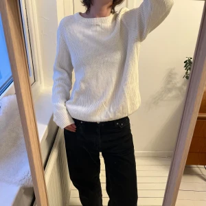 Vit stickad tröja - Stilren, klassisk vit stickad tröja från H&M. Storlek L, men jag är storlek S och burit den oversized. 50% bomull, 50% akryl