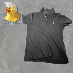 Ralph lauren pike - Säljer denna ralph lauren pike. Storlek S, men är liten i storlek!!. Rekommendera till folk runt 164-168. Passar mig litet som e 172cm. Bra skick. (Tvättas innan frakt) Pris kan diskuteras. 