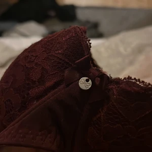 Vinröd spets-bh - Säljer en jättefin Bh från hunkemöller, då den är för liten…. Jättefin vinröd färg och använt några få gånger så jag råkade köpa fel storlek. Storlek finns i bilderna