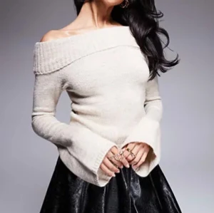 Beige stickad tröja  - Beige stickad tröja med bardotringning.