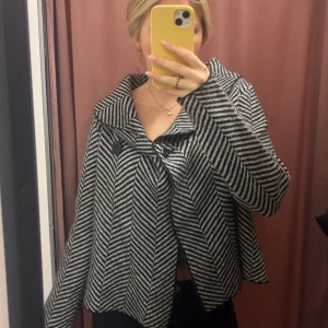 Kappa - Så otroligt fin och unik kappa som man även kan använda som kofta! Köpt secondhand men i superfint skick! Perfekt nu inför våren💕🥹