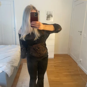 Svart topp  - Supersnygg svart topp som passar perfekt till fester men även till vardags💞💞Den är i strl M men passar mig som vanligtvis har xs/s