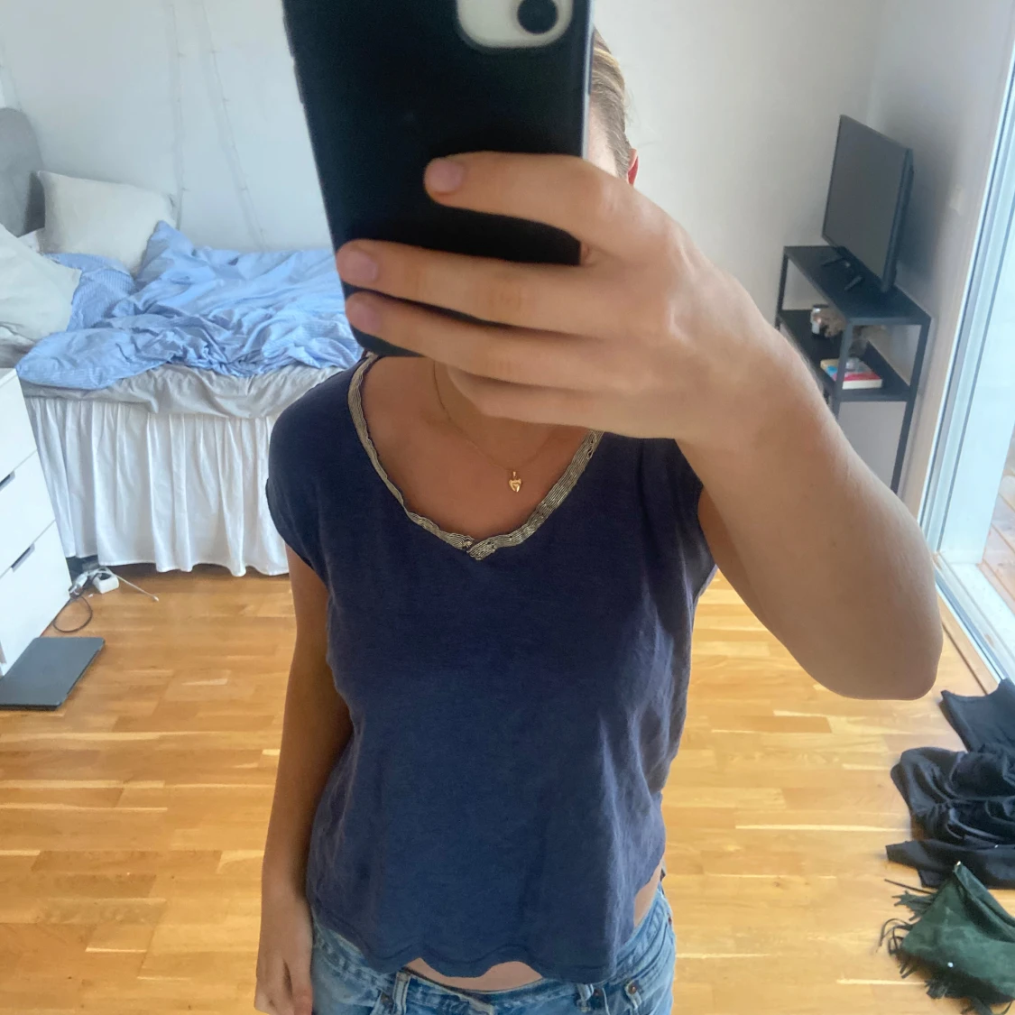 Mörkblå t-shirt med detaljerad halsringning - 91