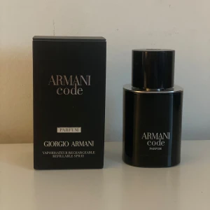 Armani Code Parfum 35/50ml - Elegant och sofistikerad parfym från Giorgio Armani. Flaskan är stilren och svart med en avtagbar kork och sprayfunktion. Perfekt för den som söker en tidlös doft med en modern touch. 35ml kvar av 50 ungefär.