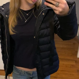 Sandro vinterjacka! - Säljer min jättefina sandro jacka i jättebra skick eftersom att jag behöver pengar ❤️Köpt förra året för 1200kr.