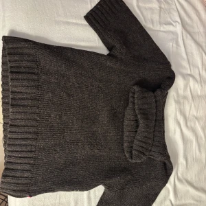 Trekvartsärm polo tröja  - Säljer denna oanvända  och populära  stickade trekvartärm tröjan som är polo! Tror nypris ligger på runt 2000 då märket säljer för ungefär de priset. Säljer för 400💓💓 Passar XS till S kanske M oxå beronde på hur man vill att den ska sitta! Tryck ej på köp nu. Vid frågor eller funderingar är det bara att kontakta!