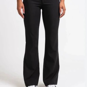 Svarta bootcut byxor - Snygga svarta bootcut kostymbyxor med slits nere i helt ny och perfekt skick! De är från nly trend i storlex Xs. Skriv för fler frågor💞🫶🏼💋.köpt för 500 o säljer för 250( pris kan diskuteras)