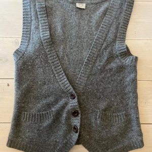 Grå stickad väst med knappar - Väst från Esprit! Storlek L men skulle säga att den passar XS-L. Köpt på sellpy, inga defekter!💞