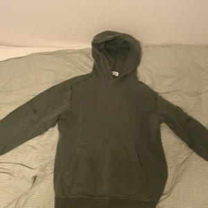 Grön hoodie från Stone Island - Säljer denna mörkgröna hoodie från stone island mitt pris 500 pris kan diskuteras, denna hoodie sitter perfekt på mig som är runt 175 lång men sitter också bra 165-170 storlek är xs/S kom i Dm om mer frågor och pris 
