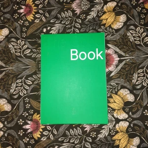 THE GOOD BOOK - Munken - Perfekt present till bokälskare! Typ den coolaste boken jag någonsin stött på. En hyllning till böcker som koncept, och till alla steg i boktillverkning. Boken själv har exponerad rygg där man ser bindningen, och istället för ett omslag har den en skida. 22x16x3 cm