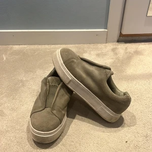 Gröna sneakers från Eytys - Snygga gröna sneakers från Eytys i mocka, som inte går att köpa längre. Använda fåtal gånger!