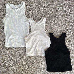 Tre ribbade linnetoppar i vitt och svart - Säljer tre ribbade linnetoppar i två vita och en svart färg. Perfekta för en avslappnad stil och kan enkelt matchas med olika outfits. Storlek xs i varje! 80 kr/st. Det till vänster är från gina tricot. De två åt höger från hm