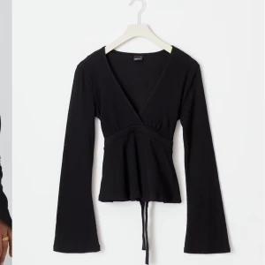 Back tie top Ginatricot - Snygg V ringad topp ifrån ginatricot, använt en gång, inga defekter 