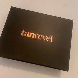 Tanrevel - Den är i använt skick, laddare medföljer. Säljer då jag har två stycken. 