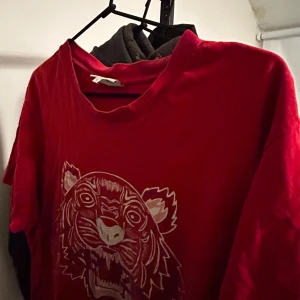 Röd kenzo t shirt storlek L - Äkta, Kvitto finns! Väldigt fin och unik t shirt man kan matcha med röda skor eller plagg som har röd färg. Skriv för mer bilder