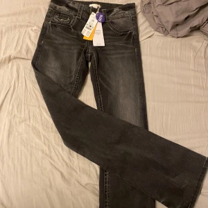 Grå jeans med bootcut - Snygga grå jeans med bootcut-stil. Köpte fel då jag blir för kort för dessa så säljer för samma pris som jag köpte från! Helt nya och endast provade. Skulle skicka tillbaka men går ej då det var rabatt🤗 modellen är ”tall”. 150kr använd knappen ”köp”.               