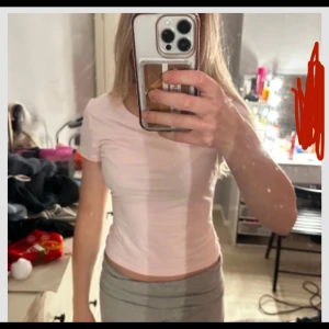 Ljusrosa kortärmad topp - Säljer en ljusrosa kortärmad topp med en tight passform. Superskönt matreal. Passar S och xs beror på hur man vill att den ska sitta 