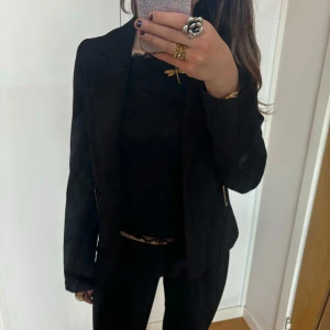 Kavaj - Så söt kavaj!! Jag är 168 och det är mina bilder, köp via köp nu direkt eller Swish, kvar tills markerad som såld ❤️