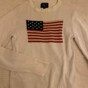 Vit stickad tröja 💓💓 - Köpte denna tröja secondhand men tyckte den inte passa bra därför säljer jag vidare den. Tröjan är i storlek xs men skulle säga s och köpte för 100kr men säljer för 50kr💞