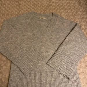 Grå stickad tröja med v-ringning - Mysig grå stickad tröja med v-ringning från Gina tricot! Passar mig som har xs