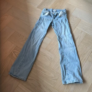 Ljusblå jeans från Gina Tricot - Snygga ljusblå jeans från Gina Tricot med en klassisk bootcut-stil. Perfekta för en avslappnad look. De har en bekväm passform och är tillverkade i ett mjukt denimtyg.