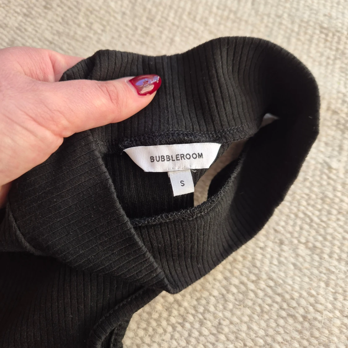 Svart oneshoulder topp från Bubbleroom - 91
