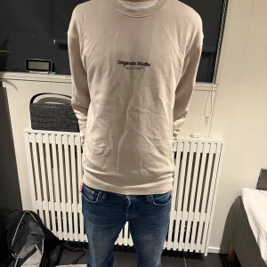 Jack & Jones tröja - Beige snygg simpel tröja från Jack & Jones, bra skick knappt använt den. Storlek M, ny pris 400