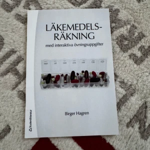 Läkemedelsräkning med interaktiva övningsuppgifter - Boken 'Läkemedelsräkning med interaktiva övningsuppgifter' av Birger Hagren är en lärobok för sjuksköterska studenter. Den innehåller interaktiva övningar och är avsedd för utbildningar inom vård och medicin. Tredje upplagan. 