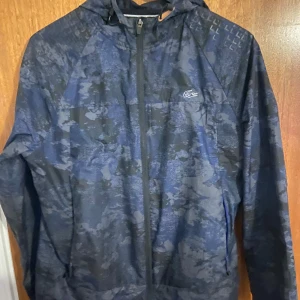 Sällsynt Lacoste camo jacka (moha la squale) - Säljer min sällsynta Lacoste camo jacka som jag har använt i ca 3-5 månader. Den går inte att hitta i nån affär. Säljer den för 1700kr för jag vill få bort den snabbt, det går att sälja den för ca 2000-3000kr eftersom den är så sällsynt. Helst köp men byten funkar beroende på vad det är för plagg. Pris går att diskutera 