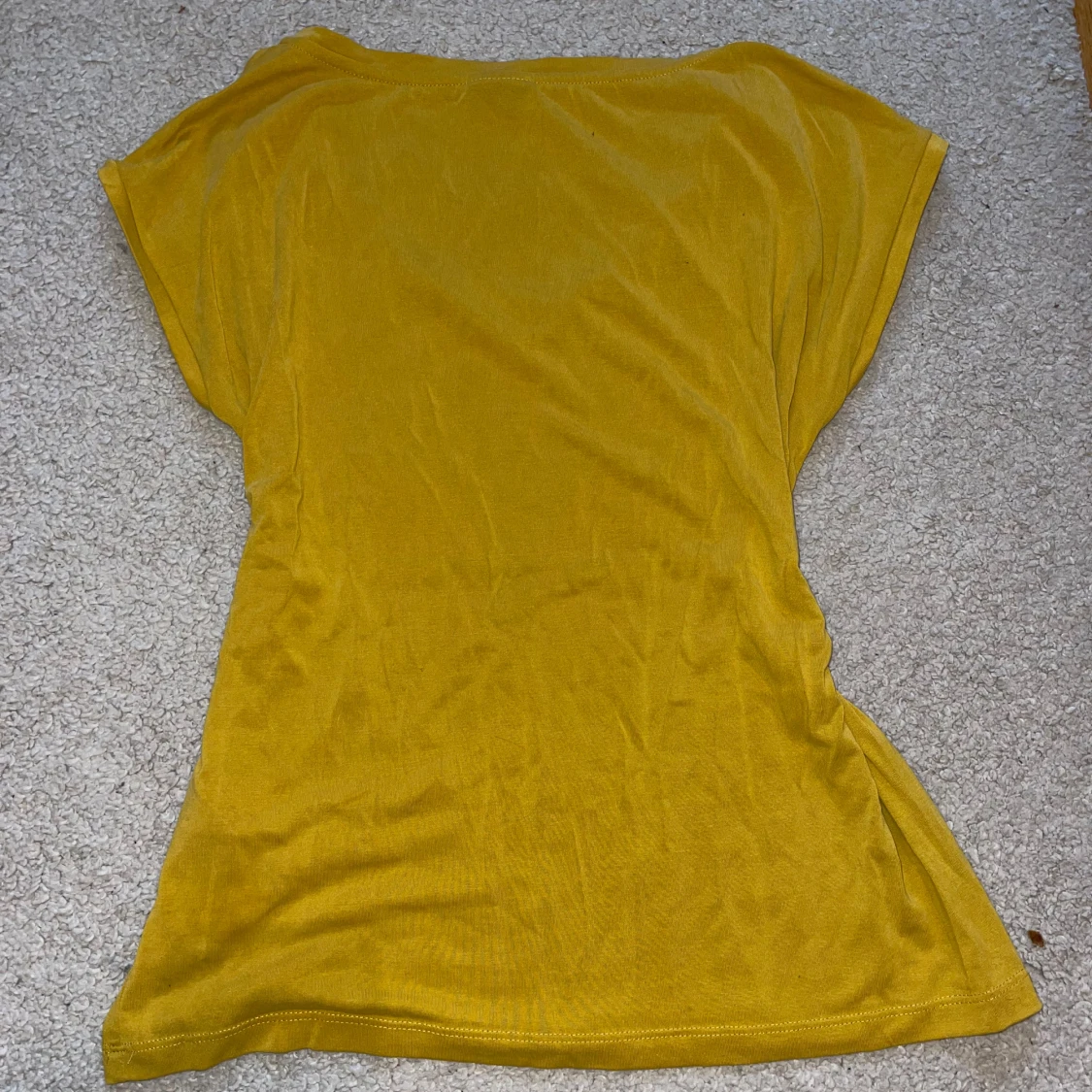 Gul v-ringad topp från Pieces - 90