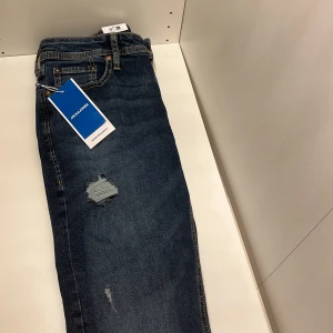 Skinny fit jack&jones jeans. - Pris kan diskuteras. Aldrig använda, helt nya stilrena jack&jones jeans. Storlek W30 L32. Ganska liten i storlek. Blå ripped jeans. Nypris 499.95kr