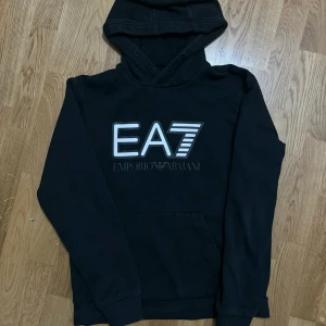 Armani Hoodie - Armani/EA7 Hoodie. För liten för mig därför vill jag sälja.