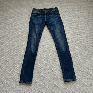 Nudie jeans - Tja säljer min feta nudie jeans som är i storlek 28/32. Dom är i riktigt bra pris! Inga defekter! Mitt pris: 449kr | Ny pris: 1600kr pris går att diskutera såklart! Kom dm för me bilder eller om du har några andra frågor!