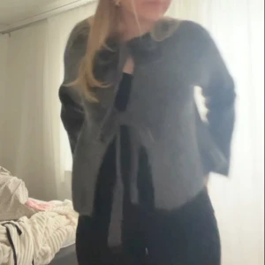 Knyt tröja - En jättefin tröja som man kan knyta två gånger. Aldrig använd❤️