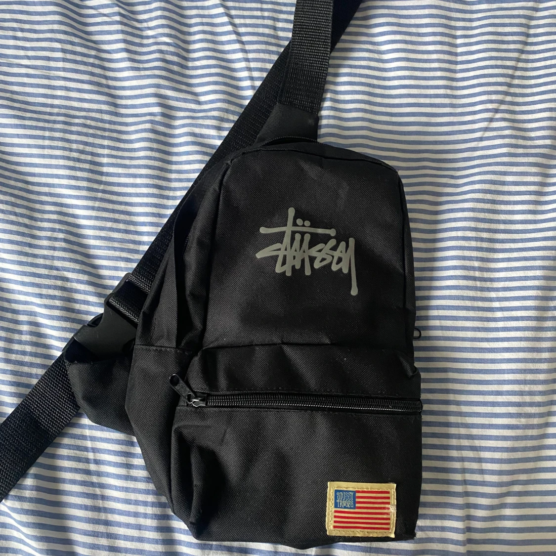 Svart axelväska från Stüssy 